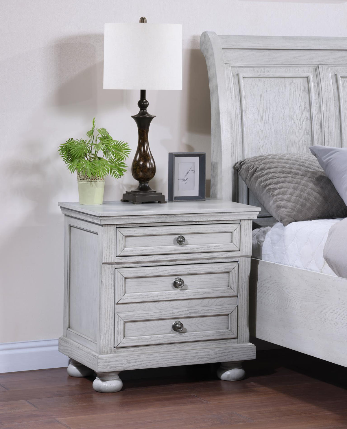 White Queen 5-Piece Bedroom Set B071