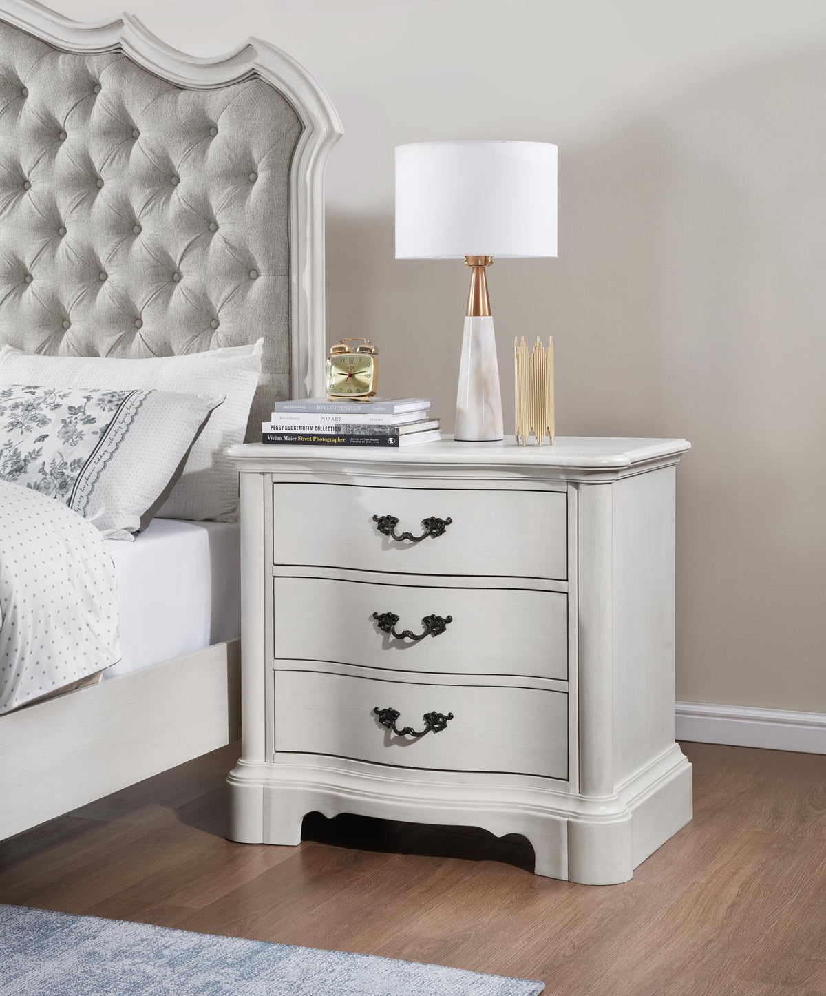 Antique White Queen 3-Piece Bedroom Set B072