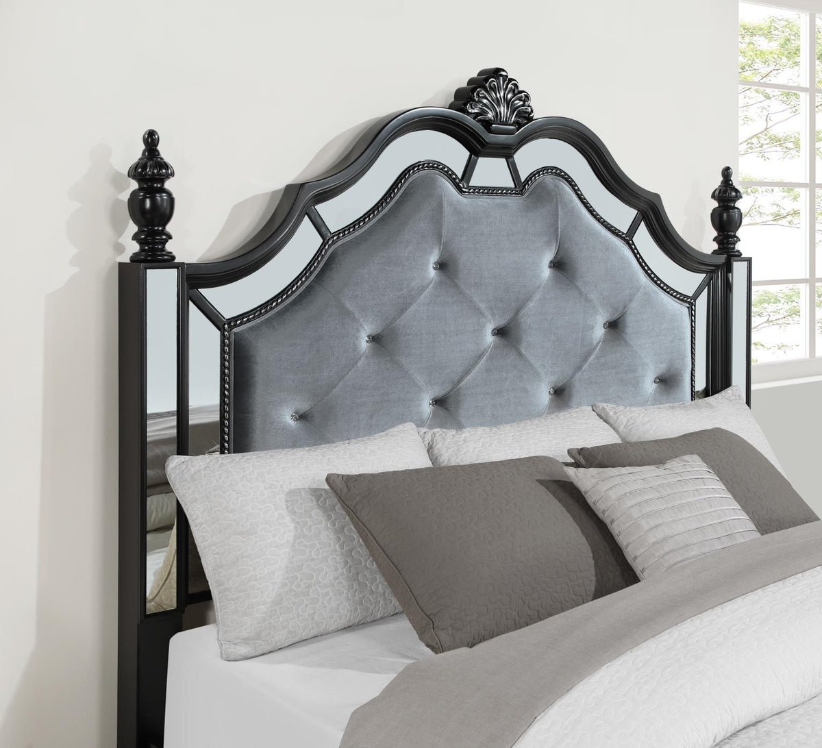 Black Queen 3-Piece Bedroom Set B091